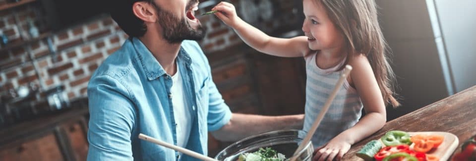 Cuisiner en famille : comment faire participer les enfants ?
